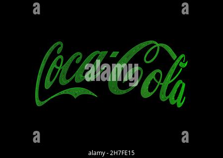 Almaty, Kazakhstan - 20 novembre 2021: Il logo Coca-Cola si illumina di verde con i LED al buio. Pubblicità notturna Foto Stock