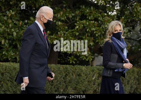 Washington, Stati Uniti. 22 novembre 2021. Il Presidente degli Stati Uniti Joe Biden e la prima signora Jill Biden partono dalla Casa Bianca a Washington lunedì 22 novembre 2021 per celebrare l'amicizia con i membri del servizio e le famiglie militari a Fort Bragg, North Carolina. Foto di Yuri Gripas/UPI Credit: UPI/Alamy Live News Foto Stock