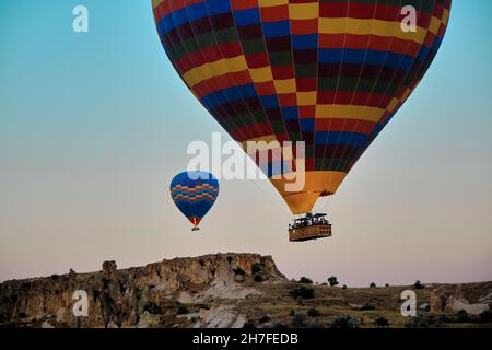 Magnifico centro turistico della Cappadocia - volo in mongolfiera, volare presto al mattino subito dopo il sole sorge da mongolfiere Foto Stock