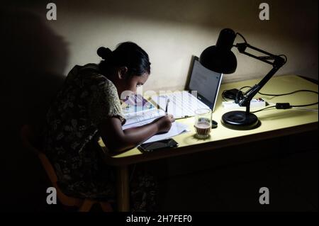 Ragazza indonesiana che fa il lavoro domestico. Foto Stock