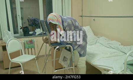 Il paziente ha 72 anni. Poliartrite estesa. Chirurgia frattura dell'anca. Vero ospedale russo. Un uomo con insufficienza renale sarà presto collegato a. Foto Stock