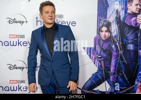 New York, Stati Uniti. 22 novembre 2021. Jeremy Renner partecipa allo speciale schermo dei fan di 'Hawkeye' di Marvel Studios all'AMC Lincoln Square di New York, New York, il 22 novembre 2021. (Foto di Gabriele Holtermann/Sipa USA) Credit: Sipa USA/Alamy Live News Foto Stock