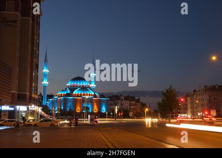 Konya. Turchia. Luci blu sulla moschea e foto a lunga esposizione di automobili sulla città e il centro di Konya di notte. Foto Stock