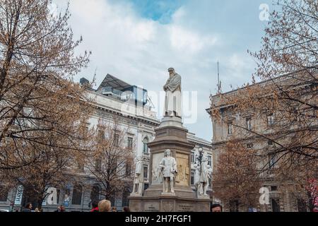 Il monumento a Leonardo da Vinci in Piazza della Scala a Milano Foto Stock