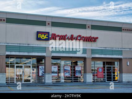 Houston, Texas USA 11-12-2021: RAC Rent-A-Center business exterior a Houston, Texas. Società di vendita a catena Rent-to-own incorporata nel 1986. Foto Stock