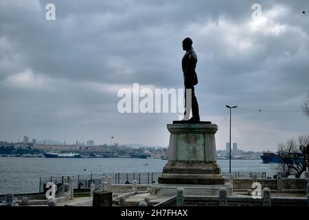 Ataturk fondatore della scultura della repubblica Turca a Sarayburnu istanbul durante il tempo coperto e sfondo bosforo istanbul Foto Stock