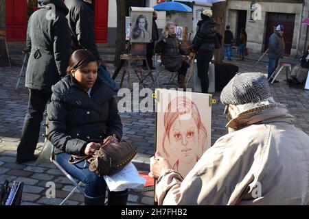 20.02.2012. Parigi. Francia. Street Arts di pittura in collina pittori a parigi. Un artista che fa un'immagine di metà matura di un uomo. Foto Stock