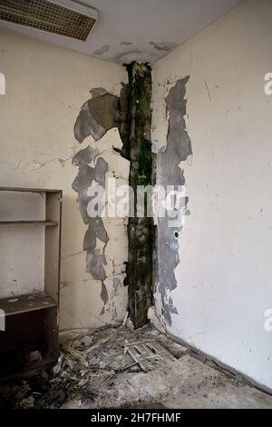 Scuola tipo sovietico in Bulgaria durante la giornata di sole. Materiale rotto e muro sporco all'interno della scuola. 06.1.2021. Kardzali. Bulgaria. Foto Stock