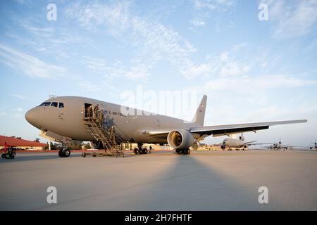 Un equipaggio di KC-46A Pegasus della 22a Ala di rifornimento aria arriva il 17 novembre 2021, alla base dell'aeronautica di Travis, California. Il KC-46A, assegnato a McConnell AFB, Kansas, ha partecipato all'esercizio C2X con la Marina degli Stati Uniti e il corpo Marino al largo della costa occidentale dal 16 al 24 novembre 2021. Il team ha rifornito il velivolo F-35 Lightening II dell’USMC e diverse varianti del velivolo F-18 dell’USN. (STATI UNITI Air Force foto di Chustine Minoda) Foto Stock