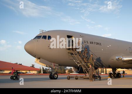 Un equipaggio di KC-46A Pegasus della 22a Ala di rifornimento aria arriva il 17 novembre 2021, alla base dell'aeronautica di Travis, California. Il KC-46A, assegnato a McConnell AFB, Kansas, ha partecipato all'esercizio C2X con la Marina degli Stati Uniti e il corpo Marino al largo della costa occidentale dal 16 al 24 novembre 2021. Il team ha rifornito il velivolo F-35 Lightening II dell’USMC e diverse varianti del velivolo F-18 dell’USN. (STATI UNITI Air Force foto di Chustine Minoda) Foto Stock