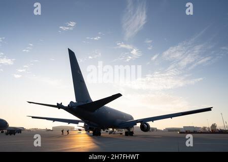 Un equipaggio di KC-46A Pegasus della 22a Ala di rifornimento aria arriva il 17 novembre 2021, alla base dell'aeronautica di Travis, California. Il KC-46A, assegnato a McConnell AFB, Kansas, ha partecipato all'esercizio C2X con la Marina degli Stati Uniti e il corpo Marino al largo della costa occidentale dal 16 al 24 novembre 2021. Il team ha rifornito il velivolo F-35 Lightening II dell’USMC e diverse varianti del velivolo F-18 dell’USN. (STATI UNITI Air Force foto di Chustine Minoda) Foto Stock