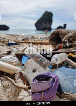 Kho Phi Phi Thailandia Novembre 2021, spiagge piene di bottiglie di plastica e spazzatura in Thailandia Ocean dumping - totale inquinamento su una spiaggia tropicale. Foto Stock