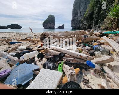 Kho Phi Phi Thailandia Novembre 2021, spiagge piene di bottiglie di plastica e spazzatura in Thailandia Ocean dumping - totale inquinamento su una spiaggia tropicale. Foto Stock