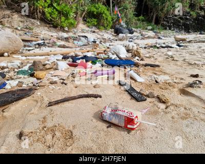 Kho Phi Phi Thailandia Novembre 2021, spiagge piene di bottiglie di plastica e spazzatura in Thailandia Ocean dumping - totale inquinamento su una spiaggia tropicale. Foto Stock