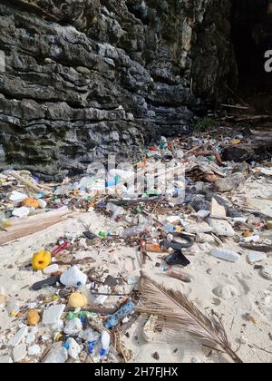 Kho Phi Phi Thailandia Novembre 2021, spiagge piene di bottiglie di plastica e spazzatura in Thailandia Ocean dumping - totale inquinamento su una spiaggia tropicale. Foto Stock