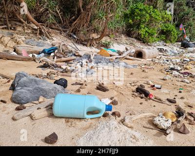 Kho Phi Phi Thailandia Novembre 2021, spiagge piene di bottiglie di plastica e spazzatura in Thailandia Ocean dumping - totale inquinamento su una spiaggia tropicale. Foto Stock