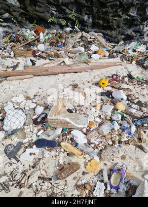 Kho Phi Phi Thailandia Novembre 2021, spiagge piene di bottiglie di plastica e spazzatura in Thailandia Ocean dumping - totale inquinamento su una spiaggia tropicale. Foto Stock