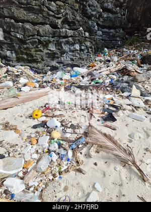 Kho Phi Phi Thailandia Novembre 2021, spiagge piene di bottiglie di plastica e spazzatura in Thailandia Ocean dumping - totale inquinamento su una spiaggia tropicale. Foto Stock