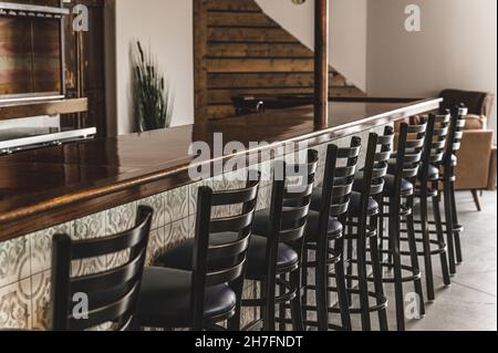 Tavolo da bar in legno con sedie da bar in una caffetteria Foto Stock