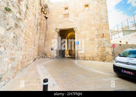 gerusalemme-israele. 13-10-2021. Una vista del quartiere ebraico del famoso Shaa'ar Zion, su un'auto di polizia vicino alle mura della Città Vecchia di Gerusalemme Foto Stock