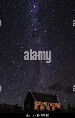 Magica via lattiginosa sopra la chiesa del buon Pastore nel sud della Nuova Zelanda di notte Foto Stock