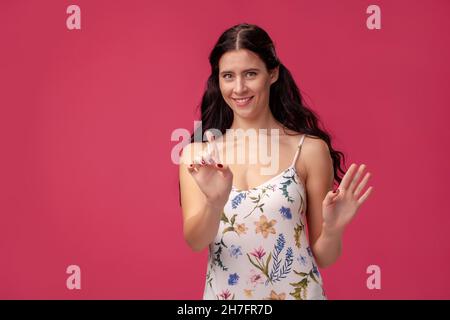 Sorridendo la ragazza seria che tiene il suo indice in avanti, dicendo: hey, aspetta un minuto Foto Stock