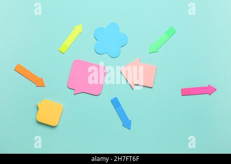 Note adesive diverse su sfondo blu Foto Stock