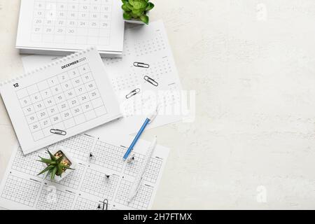 Diversi calendari cartacei su sfondo bianco Foto Stock