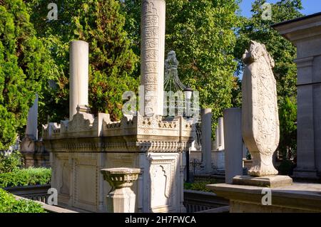 Antico cimitero con lapidi a Istanbul, Turchia Foto Stock