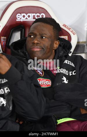 Wilfred Sono del Torino FC in azione durante la Serie A 2021/22 tra Torino FC e Udinese Calcio allo Stadio Olimpico Grande Torino di Novemb Foto Stock