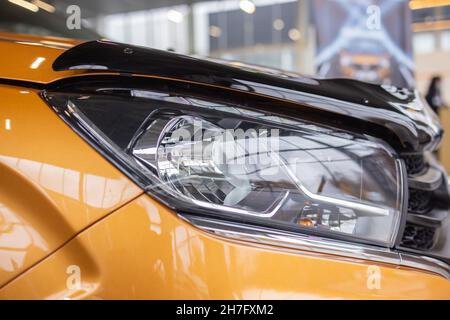 Fari per auto arancioni. Dettagli esterni. Primo piano su uno dei fari a LED  della moderna auto Foto stock - Alamy