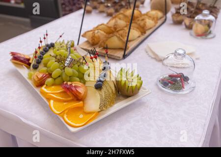 Diversi tipi di crostini sul tavolo da buffet Foto Stock