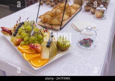 Diversi tipi di crostini sul tavolo da buffet Foto Stock