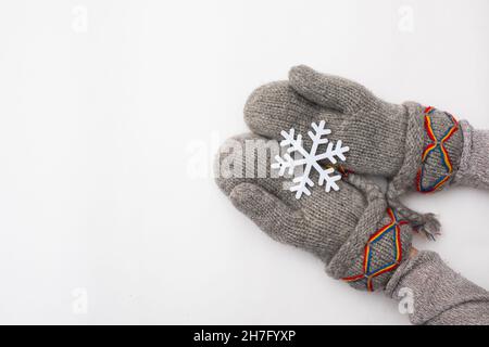 Mano donna con giocattolo di chrismas isolato su bianco Foto Stock