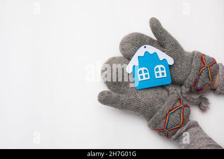 Mano donna con giocattolo di chrismas isolato su bianco Foto Stock