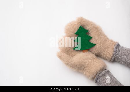 Mano donna con giocattolo di chrismas isolato su bianco Foto Stock