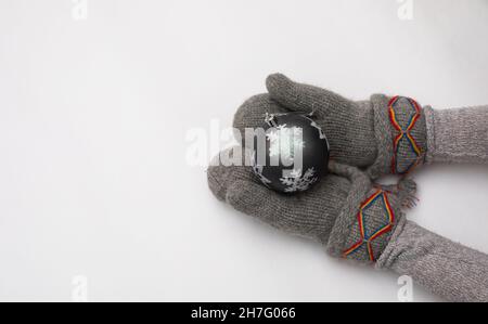 Mano donna con giocattolo di chrismas isolato su bianco Foto Stock