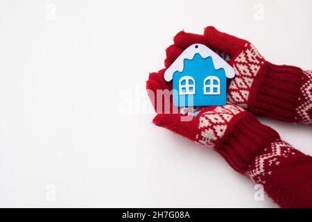 Mano donna con giocattolo di chrismas isolato su bianco Foto Stock