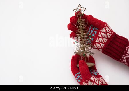 Mano donna con giocattolo di chrismas isolato su bianco Foto Stock