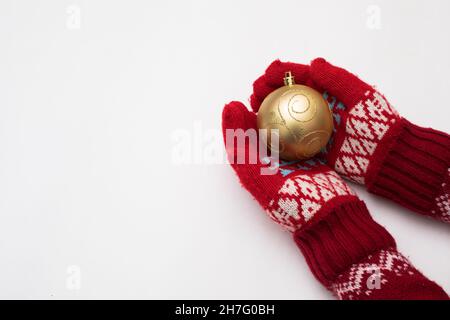 Mano donna con giocattolo di chrismas isolato su bianco Foto Stock