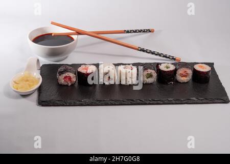 Delizioso sushi rotoli Foto Stock