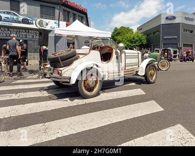 BUENOS AIRES, ARGENTINA - Nov 08, 2021: vintage sporty Graham Paige Roadster 1928 in strada. Expo Warnes 2021 mostra di auto classiche . CopySpace Foto Stock
