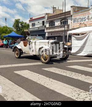 BUENOS AIRES, ARGENTINA - Nov 08, 2021: vintage sporty Graham Paige Roadster 1928 in strada. Expo Warnes 2021 mostra di auto classiche . CopySpace Foto Stock