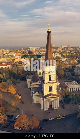 Foto verticale autunno città con Cattedrale ortodossa a Odessa, Ucraina. Riprese con droni. Foto Stock