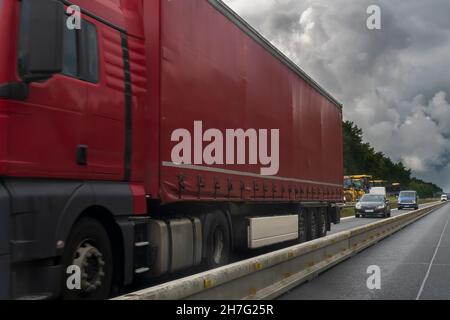 Traffico su un cantiere autostradale tedesco con cattive condizioni meteorologiche in avvicinamento Foto Stock