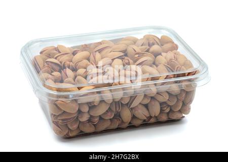Pistacchi impaccati isolati su sfondo bianco. Snack Nuts. Primo piano. Foto Stock