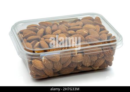 Mandorla confezionata isolata su sfondo bianco. Snack Nuts. Primo piano. Foto Stock