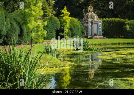 La Birdcage oltre il Great Basin nei giardini della Melbourne Hall. Foto Stock