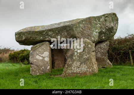 La camera di sepoltura di Ty Newydd è un dolmen neolitico situato vicino al villaggio di Llanfaelog sull'isola di Anglesey in Galles Foto Stock