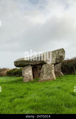 La camera di sepoltura di Ty Newydd è un dolmen neolitico situato vicino al villaggio di Llanfaelog sull'isola di Anglesey in Galles Foto Stock